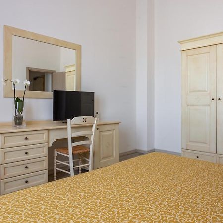 Rodia Inn Ористано Екстериор снимка