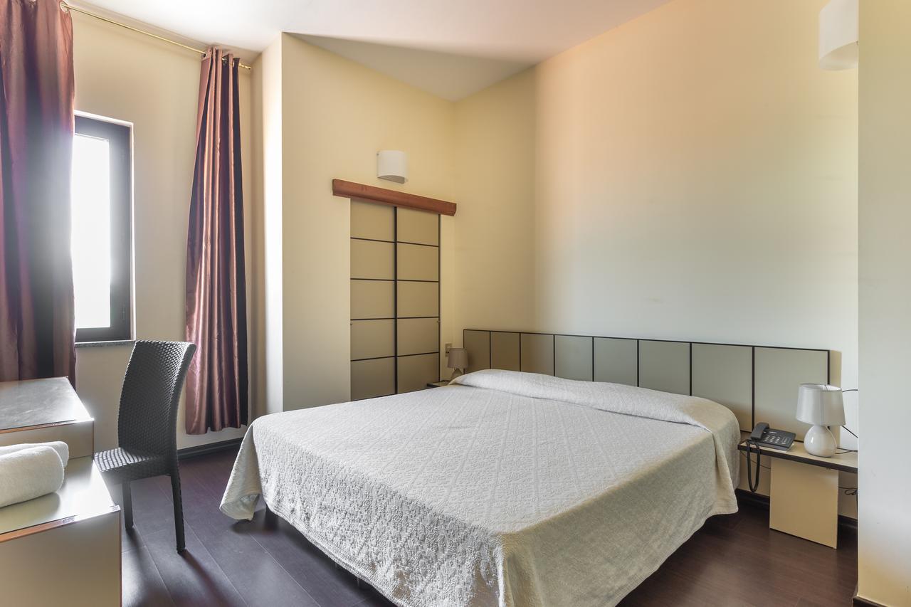 Rodia Inn Ористано Екстериор снимка