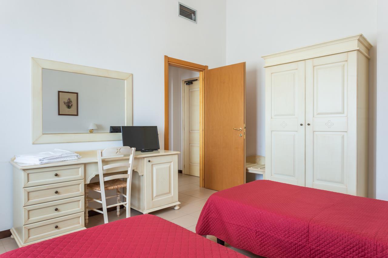 Rodia Inn Ористано Екстериор снимка