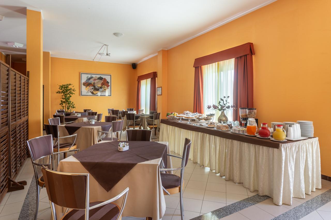 Rodia Inn Ористано Екстериор снимка