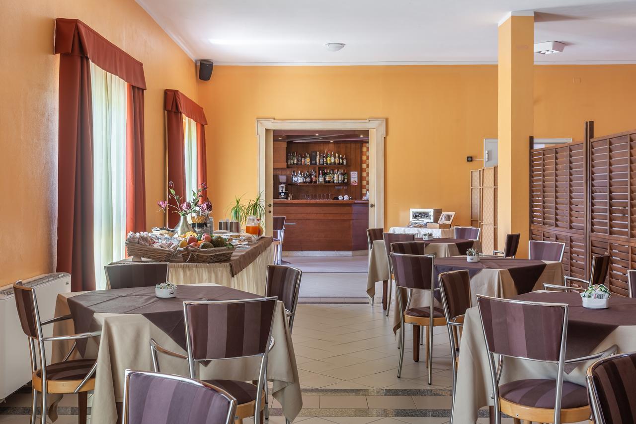 Rodia Inn Ористано Екстериор снимка
