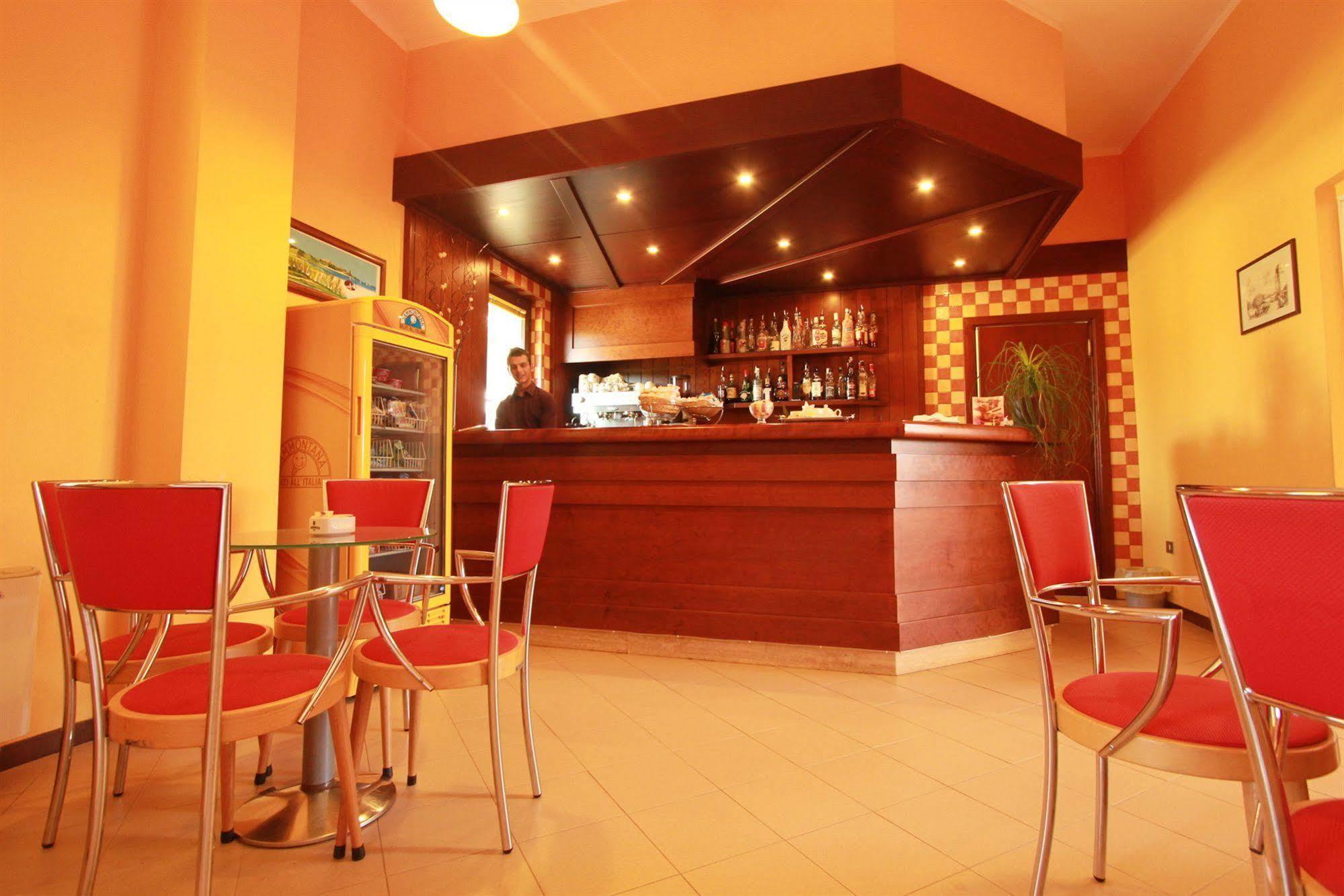 Rodia Inn Ористано Екстериор снимка